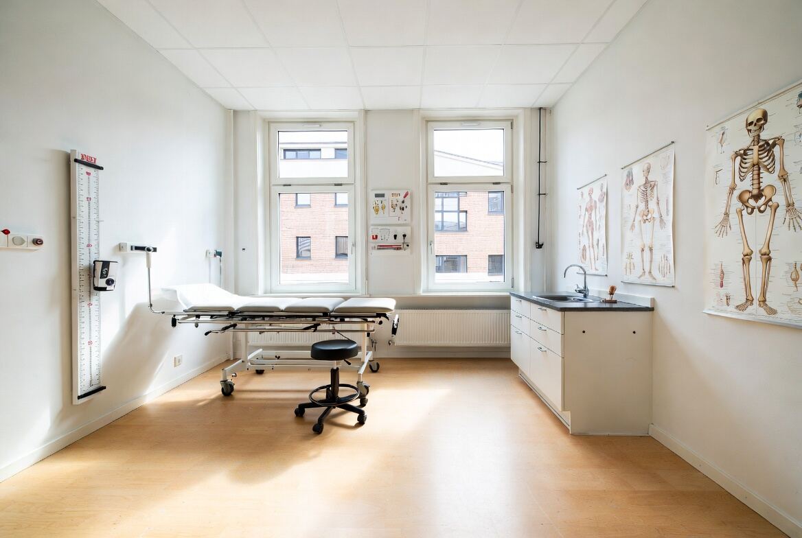 Medische behandeling whiplash nekletsel - patiënt krijgt fysiotherapie